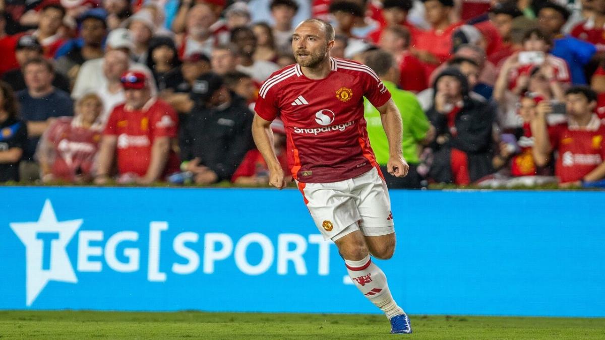 Christian Eriksen playing for Manchester United in 2024